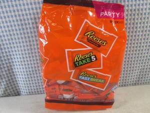 lot 180 image: (B-3) Party Pack Bag of Assorted Snack Size Reeses Candy Bars 2 Pound Bag Best by Nov 2023