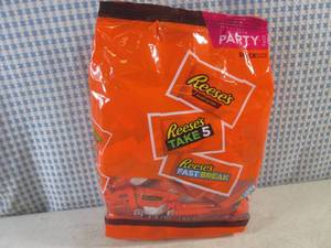 lot 181 image: (C-2) Party Pack Bag of Assorted Snack Size Reeses Candy Bars 2 Pound Bag Best by Nov 2023