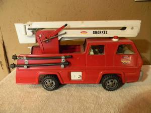 lot 20 image: Vintage Tonka Snorkel Fire Truck with Ladder, Hose, Fire Hydrant - Mound Minn Pressed Steel - NICE - FANTASTIC PIECE - SEE PICTURES