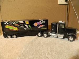lot 39 image: VINTAGE NYLINT BRIGGS & STRATTON 18 WHEELER - NICE - COOL PECE - SEE PICTURES