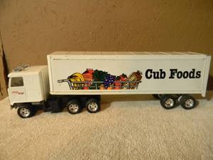 lot 41 image: Vintage ERTL CUB FOODS Semi & Trailer - NICE - COOL PECE - SEE PICTURES