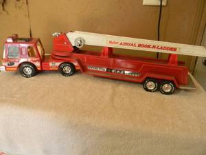 lot 45 image: VINTAGE NYLINT AERIAL HOOK-N-LADDER FIRE TRUCK ENGINE CO. 1 - NICE - FANTASTIC PECE - SEE PICTURES