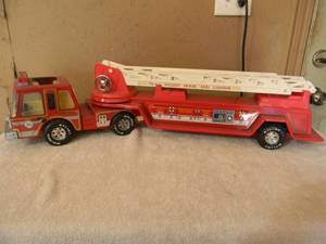 lot 46 image: VINTAGE NYLINT AERIAL HOOK-N-LADDER FIRE TRUCK ENGINE CO. #5 - NICE - FANTASTIC PECE - SEE PICTURES