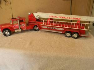 lot 47 image: VINTAGE NYLINT AERIAL HOOK-N-LADDER FIRE TRUCK LADDER #2 - NICE - FANTASTIC PECE - SEE PICTURES