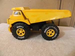 lot 49 image: VINTAGE NYLINT JUMBO DUMP TRUCK YELLOW CONSTRUCTION PRESSED STEEL - NICE - FANTASTIC PECE - SEE PICTURES