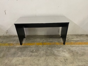 lot 16 image: Small Desk on wheels