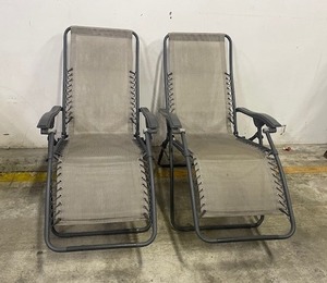lot 86 image: Set of Foldable Outdoor Recliners