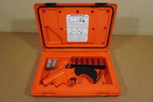 lot 86 image: Olin-Flare Gun with Extra Flares in Case