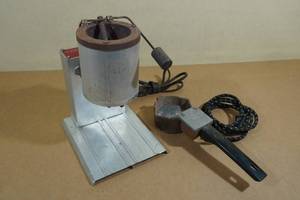 lot 110 image: Lee Melting Pot and Palmer Handheld Hot Pot