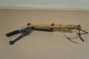lot 131 image: Antique Hand Pigeon Thrower