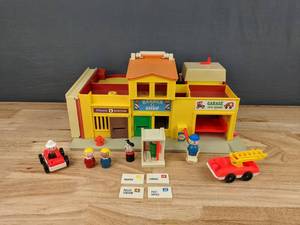 lot 66 image: Vintage 1973 Fisher Price Little People Village  M