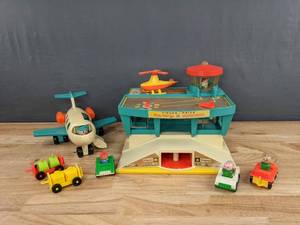 lot 46 image: Vintage 1972 Fisher-Price Airplane and Airport with Accessories M