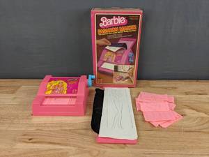 lot 41 image: Vintage 1980 Barbie Fashion Maker Design Toy Machine M