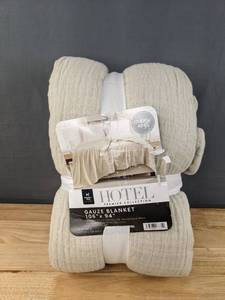 lot 82 image: NEW Cream Members Mark Hotel Premier Collection Gauze QueenKing Blanket X