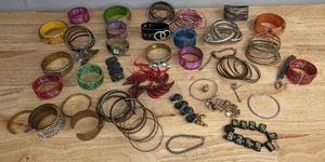 lot 70 image: Vibrant Large Assortment of Bracelets K
