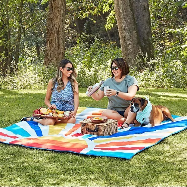 lot 281 image: NEW Members Mark 8 x 8 Oversized Outdoor Blanket - Retro Summer Sunset