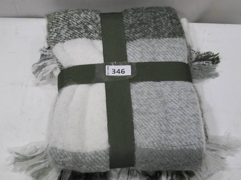 lot 346 image: NEW Members Mark Faux Mohair Oversized 60x70 Throw Blanket - Green