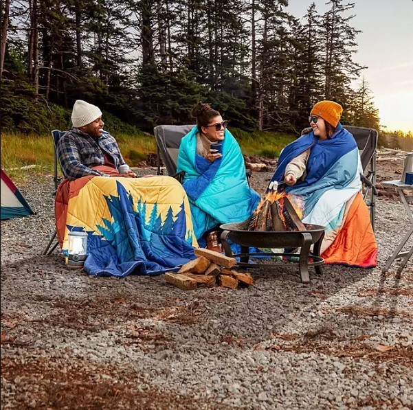 lot 208 image: NEW Members Mark 5 x 7 Oversized Sherpa Camping Blanket - Ombre