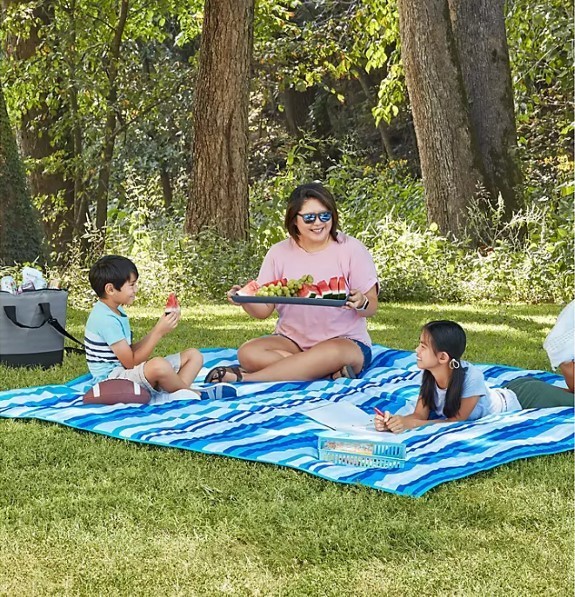lot 275 image: NEW Members Mark Oversized 8 x 8 Outdoor Blanket - Aqua Stripe