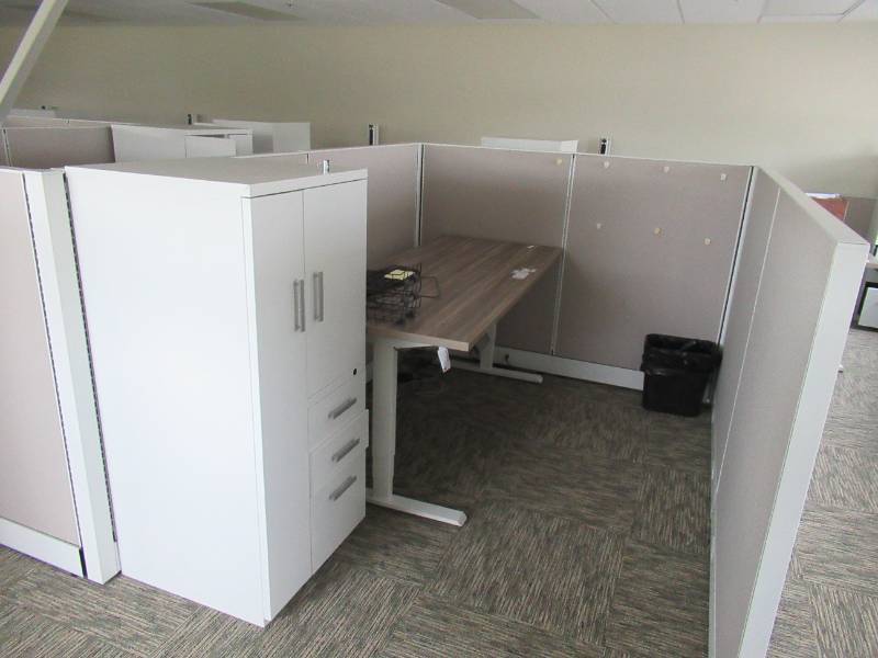 lot 79 image: 6 Panel Sectioned Office Cubicle in Beige