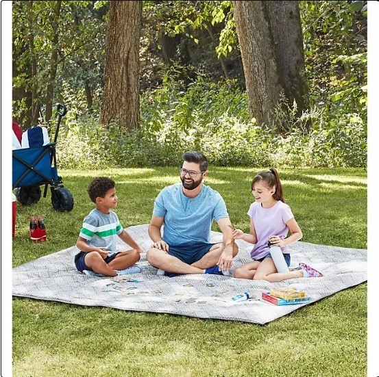 lot 460 image: NEW Members Mark Oversized 8 x 8 Outdoor Blanket - Arrow GEO Plaid GrayWhite