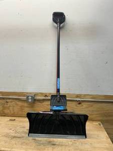 lot 13 image: SUNCAST 24 Snow Shovel 7 Ice Scrapper Combo