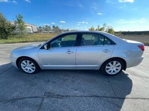 lot 28 image: 2009 Lincoln MKZ