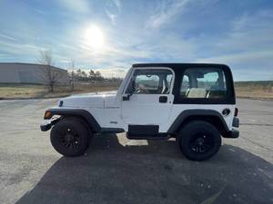 lot 30 image: 1999 Jeep Wrangler SE - 4X4