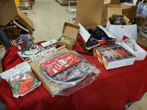 lot 113 image: Household holiday decoration items, wreaths and tree toppers