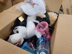 lot 147 image: Box of Graduation themed gifts and items