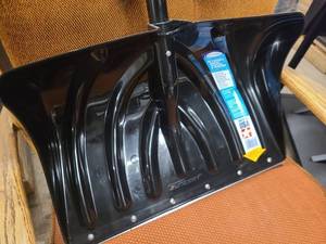 lot 85 image: Brand New Straight Handled 18 Snow Shovel and Pusher