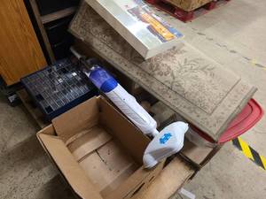 lot 20 image: Pallet lot of mixed household goods, tools and other decor items