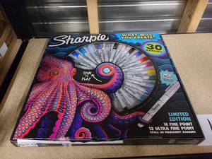 lot 22 image: LL Sharpie 30 in one gift box