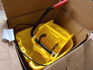 lot 42 image: Rubbermaid Wavebrake Portable rolling mop bucket