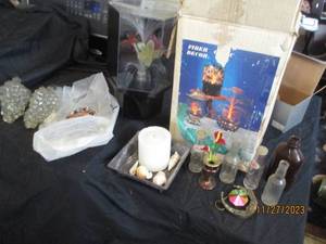 lot 44 image: Vintage fiber optic encased light up, mini Coca-Cola bottle shakers and other vintage decor