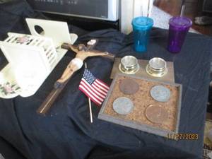 lot 47 image: Vintage Coin display, crucifix, Springfield Thermometer and humidity Meter and other decor