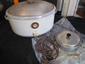 lot 61 image: Vintage Nesco Crock pot and bonus saucepan