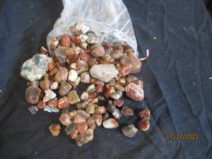 lot 62 image: Large assortment of agate rocks