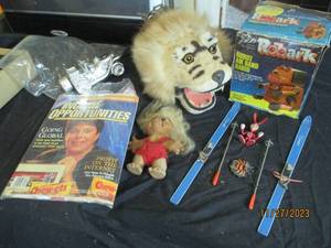 lot 64 image: Vintage Star Command Robark robot AM band radio plus other vintage goodies