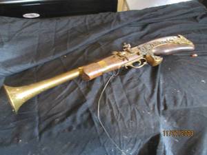 lot 81 image: Vintage parade replica gun made in England by Vel