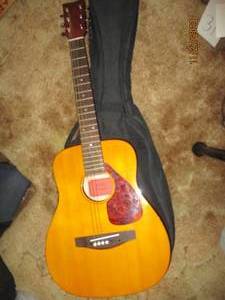 lot 89 image: Yamaha 6 string acoustic guitar in soft sided zip around case (missing 3 strings and a couple of string pegs)