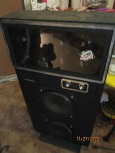 lot 91 image: 36 Soundesign floor standing 20W speaker with lights (light control selector on front)