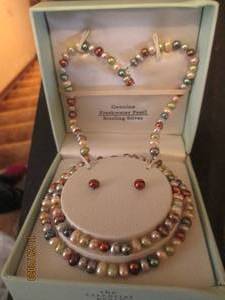lot 27 image: Genuine Freshwater Pearl Necklace, bracelet and earring set in multiple shades
