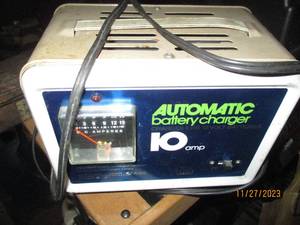 lot 21 image: Automatic 10amp battery charger for 6v or 12v batteries