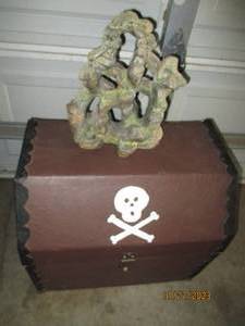 lot 110 image: Vintage Wooden Treasure Chest toy box with removable top tray