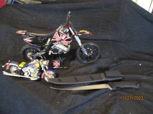lot 117 image: Lot of toy motorcycles