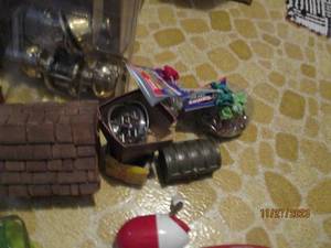 lot 120 image: Collection of assorted Vintage toys and decor