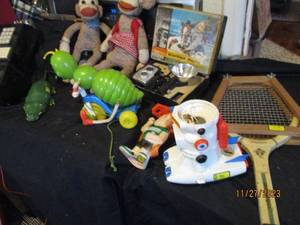 lot 121 image: Large assortment of vintage toys