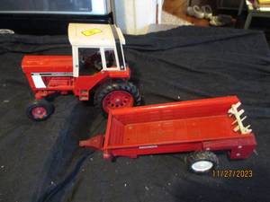 lot 124 image: Vintage die cast International 1586 tractor and haywagon