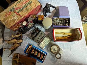 lot 160 image: Knick Knacks...